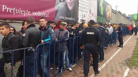 FOTO | Sute de oameni stau la rând s-o vadă pe Steaua în Cupa României. Sucevenii s-au așezat la coadă cu cinci ore înainte de deschiderea caselor de bilete