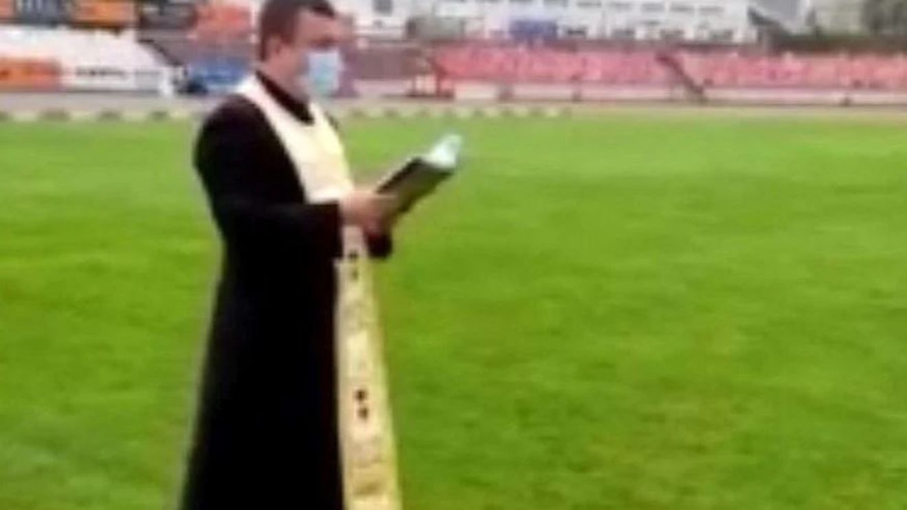 Așa speră să scape de retrogradare! Dinamoviștii au chemat preotul în „Ștefan cel Mare”. Slujbă religioasă pe teren și la vestiare | FOTO