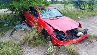 Amurgul unei ere: celebrul Mercedes roșu din vremea Politehnicii lui Marian Iancu a fost ridicat de lângă vechiul stadion! L-a condus și legendarul preparator fizic al Stelei ’86
