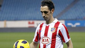 A jucat 4 ani la Real, iar acum a semnat cu Atletico!** Juanfran, prezentat oficial pe Vicente Calderon