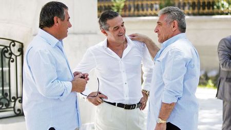 Cum tranșează Becali "războiul" impresarilor la FCSB: "Eu țin 'marfa' în loc din cauza lor? Cui nu-i convine, nu intră în casă și nu se atinge de 'mobila' mea"