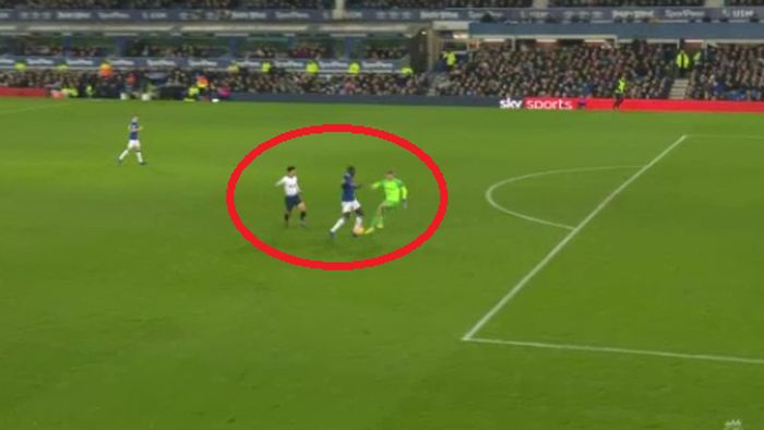 Împreună valorează 60 de milioane de euro, dar s-au dat cap în cap și și-au îngropat echipa. VIDEO | Fază incredibilă în Premier League, terminată cu un gol elegant