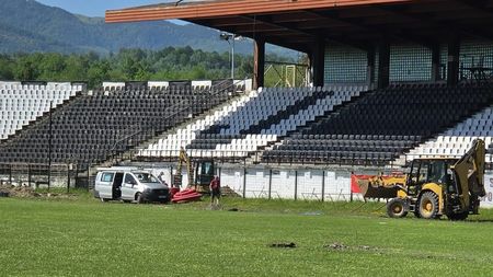 „Se trag cablurile!”. Au băgat 716.000 de euro și au făcut un stadion de Superliga într-un oraș minier al României