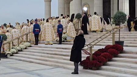 Gigi Becali s-a dat în spectacol la sfințirea Catedralei Mântuirii Neamului. Imagini cu patronul de la FCSB „supraveghind” soborul de preoți