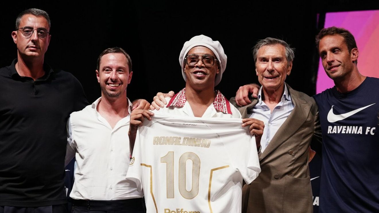 Ronaldinho a fost prezentat oficial la noua sa echipă! La 46 de ani, vrea să marcheze golul cu numărul 300 din carieră