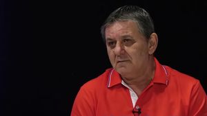 Marius Lăcătuș apasă pe umerii celor care trebuie să decidă în numele Stelei, să rezolve problema interdicției la promovare: ”Altfel, lucrurile nu merg pe drumul cel bun. Dacă nu, suporterii ajung în situația în care, deși n-ar trebui, să mai facă pași înapoi”