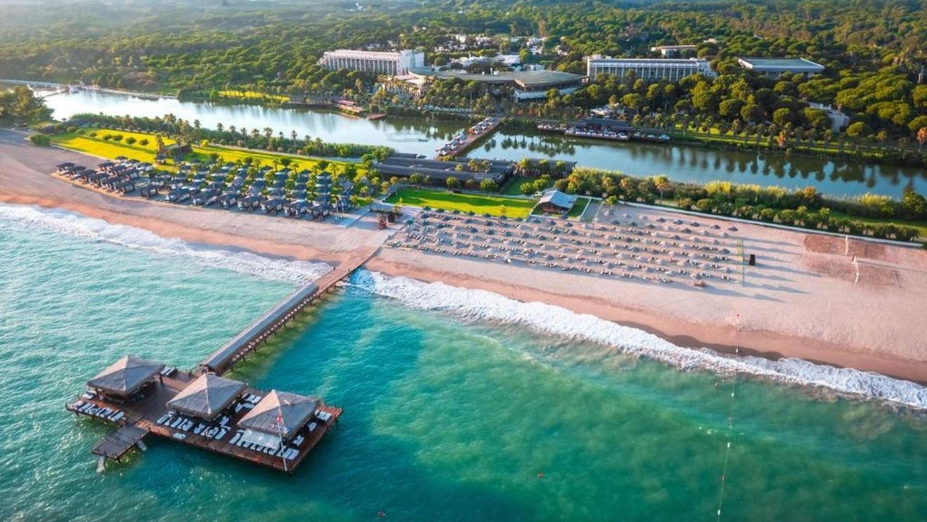 Românul care ia pensie de 5.000 de euro a fost în vacanță într-un loc de 5 stele din Europa, care l-a dat pe spate: „Una dintre minunile lumii”