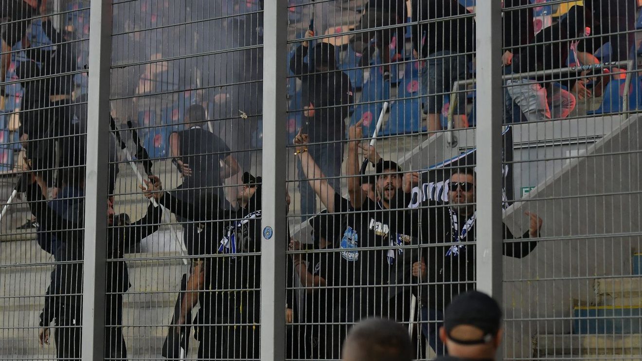 Galeriile celor două echipe s-au dat în stambă la Petrolul - FCU Craiova! Vaselină pe scaune, torțe aruncate, injurii și mesaje ironice în Cupa României