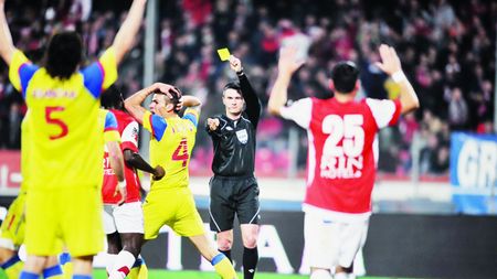 Oameni în negru, plătiți la negru!** ProSport a descoperit că grupările din România recurg la o formă de evaziune fiscală când achită baremurile pentru arbitri