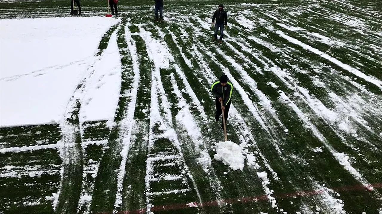 Momente ieșite din comun în Liga 2. Fotbaliștii au pus mâna pe lopeți pentru a deszăpezi terenul. FOTO & VIDEO