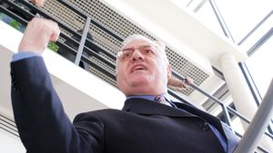 Dragomir răspunde: "Gigi caută să mă curețe"