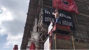 Fanii lui Ajax au început "duelul" cu Tottenham pe străzile din Londra. VIDEO | Olandezii s-au "urcat" pe englezi și i-au tachinat cu imnul echipei din Amsterdam