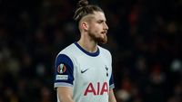 Viitorul lui Radu Drăgușin condiționează transferul unui fundaș central la FC Barcelona. Tottenham nu vrea să renunțe prea ușor