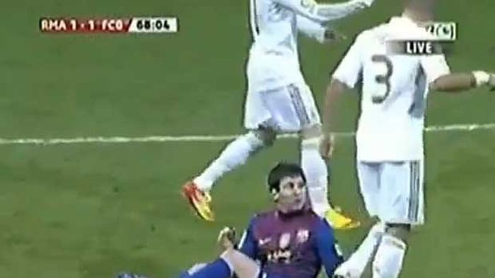 SCANDALOS chiar și pentru cei mai RĂ‚I!** Pepe, numit "IDIOT" de un superstar al fotbalului după ce l-a călcat pe mână pe Messi | VIDEO