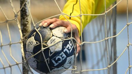 Mesajul antrenoarei care o cunoaște cel mai bine pe Analisa Ioniță, prima cadetă din handbalul românesc pentru care s-a plătit o sumă de transfer: „Merită investit în ea, are calități pe care le găsim tot mai rar”. Și un semnal de alarmă: „Nu mai au nici această șansă pentru că și Divizia e bazată tot pe străine”. EXCLUSIV