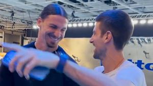 Zlatan Ibrahimovic și Novak Djokovic, discuție ca între bărbați surprinsă de camere: „Ea a venit la mine!" Cum au reacționat cei doi când și-au dat seama că sunt filmați | VIDEO