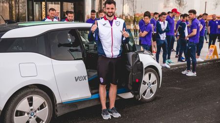Fotbal-raliu: jucătorii de la ACS Poli au testat mașini electrice înaintea meciului cu FC Botoșani. VIDEO | "Dacă îți iei viteză, nu te mai oprești. Sperăm să ne încărcăm și noi bateriile"
