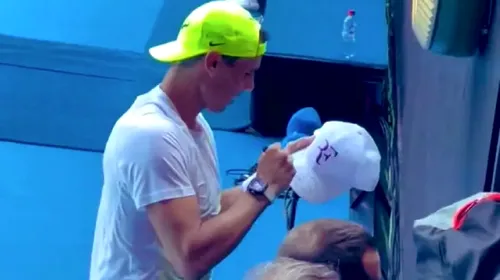 Cum a reacționat Rafael Nadal când i s-a cerut autograf pe o șapcă marca Roger Federer! Spaniolul, pus în fața unei situații neașteptate înainte de Australian Open | FOTO