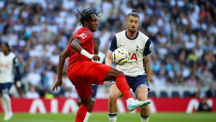 Englezii au tras concluzia în cazul lui Radu Drăgușin, după ce Ange Postecoglou l-a scos la pauză în amicalul cu Bayern Munchen. Ce notă i-au dat românului după ce Tottenham a luat 3 goluri cu el pe teren