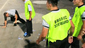 Probleme cu `bodyguarzii` pentru Copos :"Dă-ne banii!"