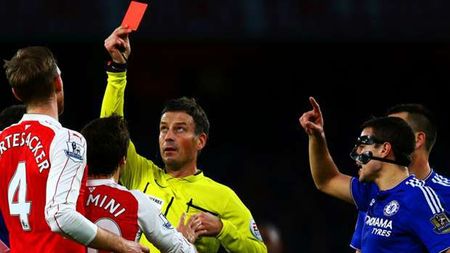 Roșu direct! Schimbare importantă de regulament în Premier League. Gestul pentru care un jucător poate fi eliminat de acum