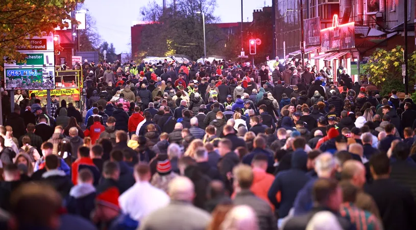 Imagini incredibile în Anglia! Fanii lui Manchester United n-au mai suportat umilința cu Liverpool și au plecat la pauză. Solskjaer: „E cea mai neagră zi!” | VIDEO