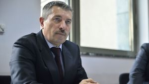 Adunare Generală cu scandal a cluburilor de fotbal din București. Vasile Avram, președinte invalidat de instanță, e contestat vehement. Drept represalii, Tudor Iacov, unul dintre opozanți, a fost amendat cu 20.000 lei și suspendat un an