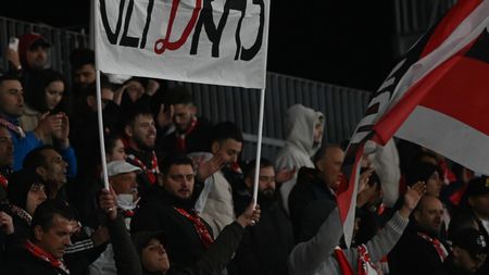 Imaginea serii la meciul Unirea Slobozia - Dinamo Bucureşti. Mii de fani ai "câinilor" au făcut coadă la stadion: un cal care trăgea o căruță era să intre în ei!