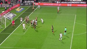 De aici a plecat totul! FOTO & VIDEO | Golul anulat lui Varela a declanșat haosul. Prima decizie, ce spun doi arbitri greci despre faza care a aruncat în aer derby-ul PAOK - AEK