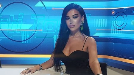 Cum arată cea mai cunoscută jurnalistă sportivă din Kosovo! A făcut un atac dur la una dintre vedetele naționalei țării sale | GALERIE FOTO