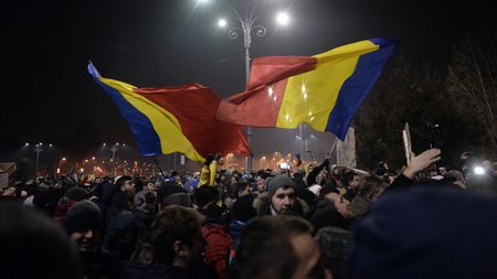 Mititelu s-a ținut de cuvânt și a mers la proteste! "În Craiova  sunt, în piață, peste 5000 de oameni. Mă aflu printre ei"