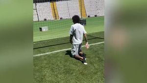 Totul pentru Dumnezeu. Fotbalistul Barcelonei a traversat, în genunchi, tot terenul, pe lungime, în semn de mulțumire