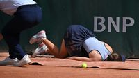 Accidentare incredibilă la Roland Garros. Jucătoarea s-a lovit cumplit de un panou publicitar și a abandonat!