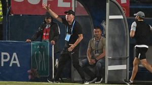 „A riscat foarte mulți bani!”. Cine sare să îl apere pe Gică Hagi, după scandalul acestuia cu fanii Farului Constanța