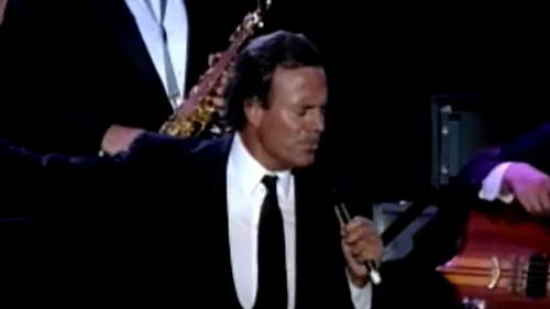 Imaginea șoc care a stârnit panică în rândul fanilor lui Julio Iglesias! Cum a fost surprins artistul milionar | FOTO