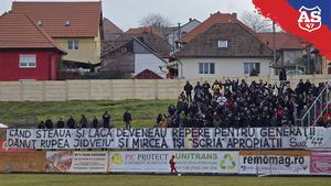 Ultrașii celor de la Steaua București i-au făcut praf pe Mircea Lucescu și pe Dănuț Lupu. Selecționerul a fost numit „turnător” la Securitate, iar fostul fotbalist al lui Dinamo a fost făcut bețiv