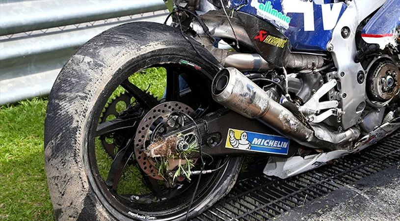 VIDEO | Pilotul MotoGP care a căzut la 290 km/h a fost supus unei forțe de 29,9 g. Airbagul combinezonului l-a salvat de la tragedie

