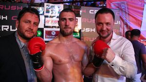 Pumni și picioare în Teatrul de Vară. Cine se bate în gala Superkombat de la Constanța