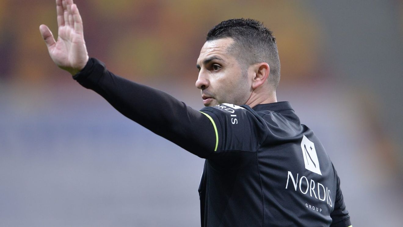 Momente incredibile în Superliga: Iulian Călin l-a chemat pe Istvan Kovacs la monitorul VAR pentru a urmări altă fază decât cea pentru care putea să anuleze golul marcat de Chindia în meciul cu U Cluj! Dan Nistor și Alex Chipciu au răbufnit: „Arbitrul s-a uitat la altă fază” | FOTO