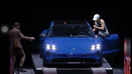 Iga Swiatek a câștigat turneul de la Stuttgart și va pleca acasă cu un bolid de lux pentru al doilea an la rând! Moment tensionat în timpul finalei | VIDEO