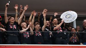 Cea mai în formă echipă din lume vrea să transfere fostul mijlocaș al lui Dinamo București! Campioana Germaniei l-a pus în fruntea listei de achiziții