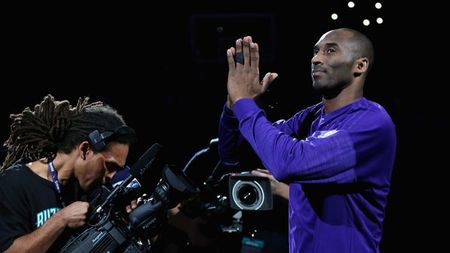Mesaj video emoționant de adio pentru Kobe Bryant, pe terenul echipei care îl drafta în 1996, de la marele Jordan: "Ai fost ca un frățior pentru mine. Sunt convins că ești ca mine. Vei găsi un mod de a utiliza acest spirit competitiv"