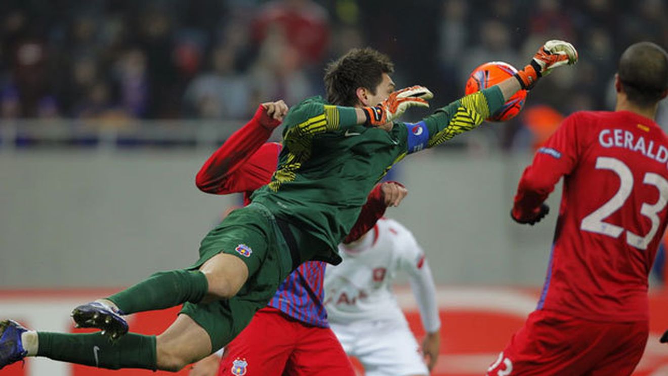 Dărâmat de patron, Tătărușanu este ridicat din genunchi de un coleg de breaslă:** "Mi-e greu să fac lumea să înțeleagă de ce a ieșit la faza golului lui Ola John"