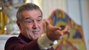 Gigi Becali, furios că nu-și poate vinde căpitanul pe o sumă mare? „Da, mă, negociez cu tine pentru Tănase?”. De ce s-a supărat patronul FCSB, în direct, la televiziune, pe vărul Giovanni