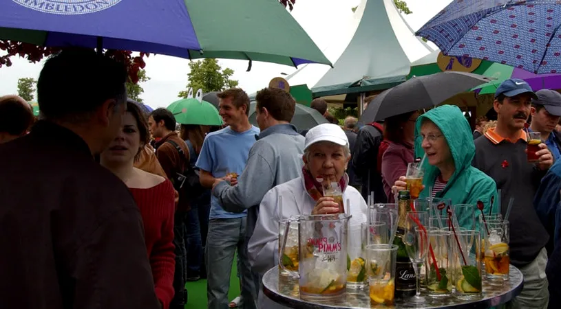 O pățești și în Anglia! O anchetă The Sunday Times arată cum merg afacerile la Wimbledon: 44 de lei un cocktail pe bază de gin... fără gin. 