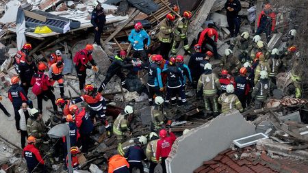 Panică la Istanbul înainte de Turcia - România după ce două clădiri s-au prăbușit în urma unei explozii