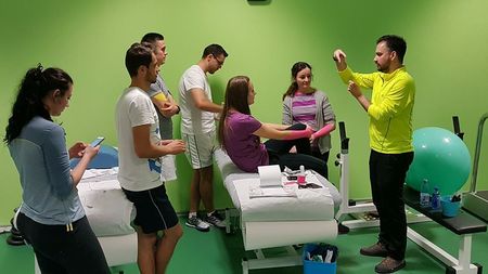 SPECIAL | Fantastica poveste a kinetoterapeutului român care a lucrat la clubul Middlesbourgh și cu celebrele trupe Red Hot Chili Peppers, Pink Floyd și Dream Theatre
