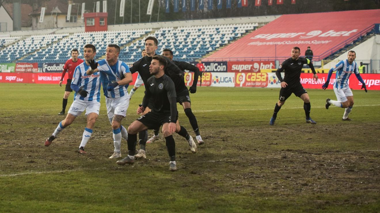 Dezastru la Iași! Terenul ”biliard” promis anul trecut s-a transformat în mocirlă