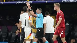 Presa din Danemarca nu a aşteptat să se termine meciul cu Germania şi a reacționat imediat după deciziile arbitrului Michael Oliver! Cum a numit în 3 cuvinte lovitura de pedeapsă primită de nemți