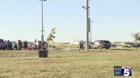 Tragedie la un meci de fotbal pentru copii! Un băiețel de 6 ani și un bărbat au murit după ce o femeie a intrat cu mașina pe teren
